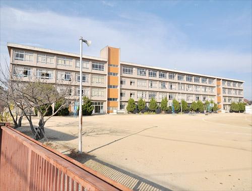 Primary school. 80m to City Hiraoka East Elementary School