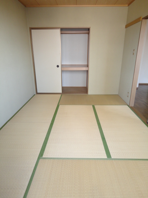 Other room space. Per diem good Japanese-style room 6 quires ^^