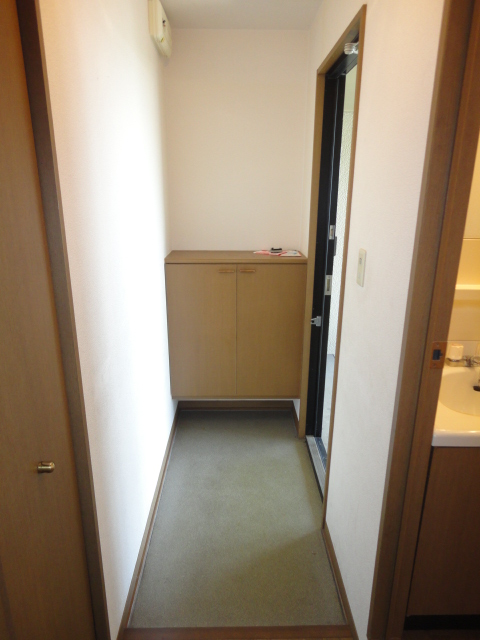 Entrance. There cupboard ^^