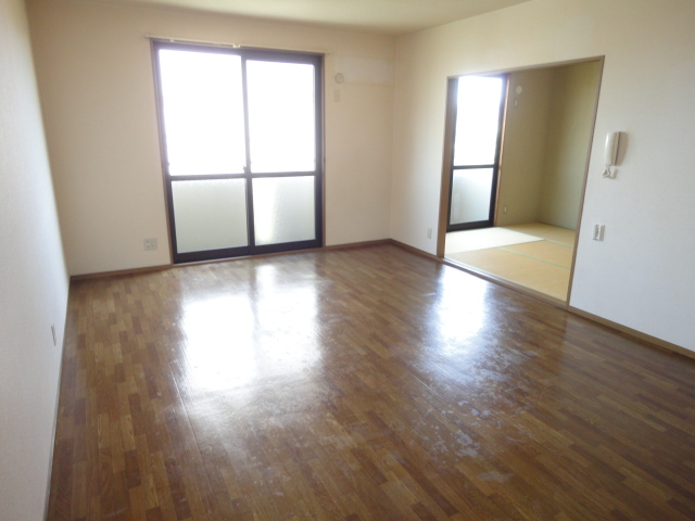 Living and room. Facing south in a bright LDK11.5 Pledge ^^