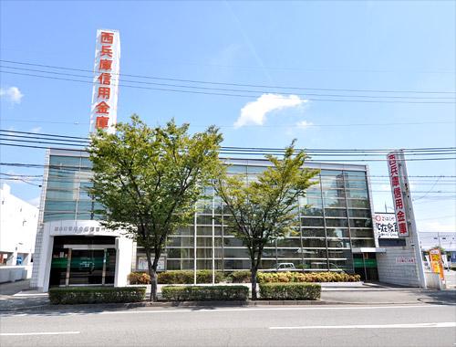 Bank. Nishihyogoshin'yokinko Kakogawa to the branch 500m