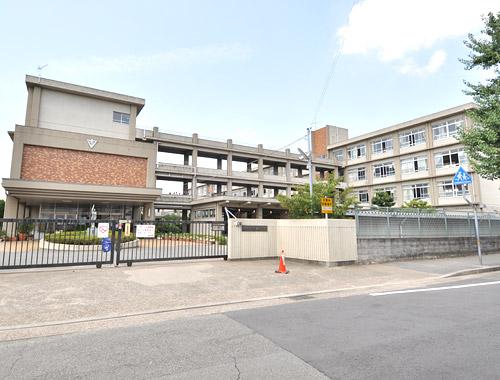 Primary school. Municipal Kakogawa until elementary school 1150m