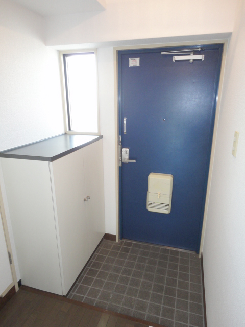 Entrance. There cupboard ^^