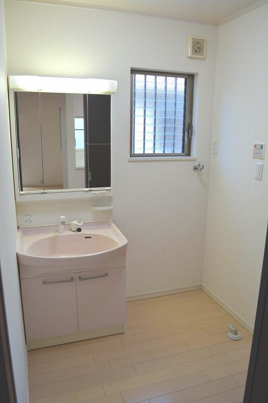 Wash basin, toilet. Indoor (September 2013) Shooting