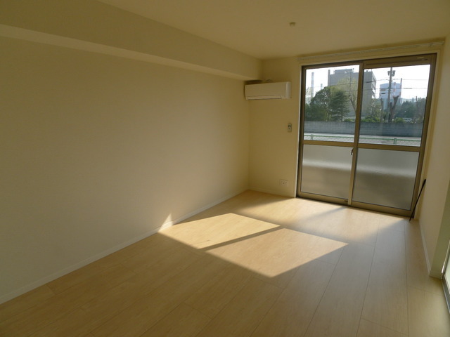 Living and room. Living day is good.