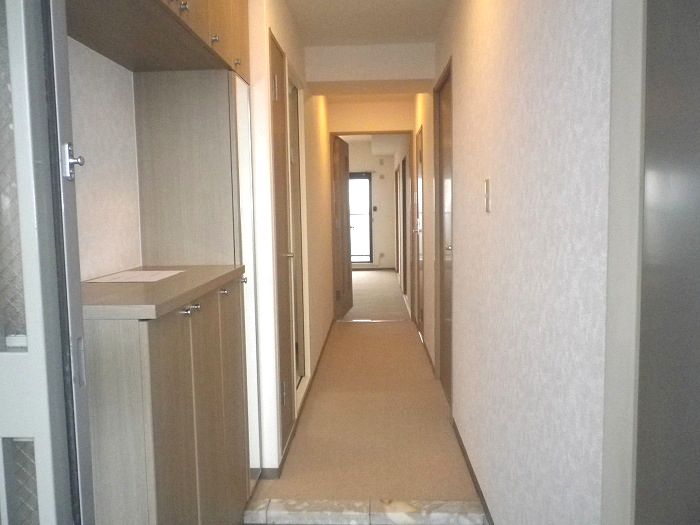 Entrance. Shoebox with spacious entrance