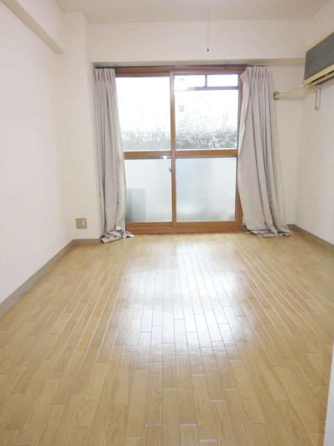 Living and room. Air-conditioned Western-style!