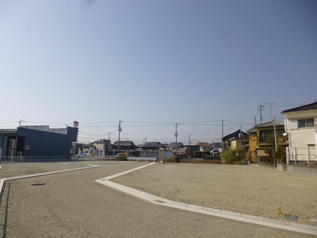 Local photos, including front road. Frontal road