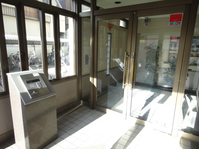 Entrance. auto lock ・ Peace of mind ^^ in with security cameras