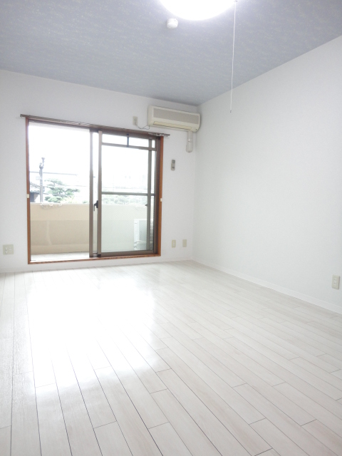 Living and room. Per diem good Western-style 8 quires ^^