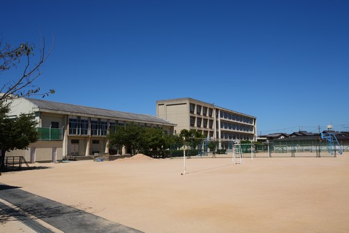 Junior high school. Municipal Hiraoka up to junior high school 2600m