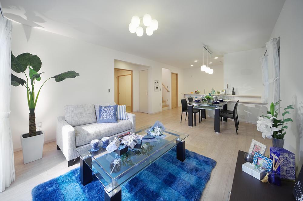 Living. LIVING IN stairs always match the face when the child's come back. It seems to me growing up to obedient child! (November 2013) Shooting