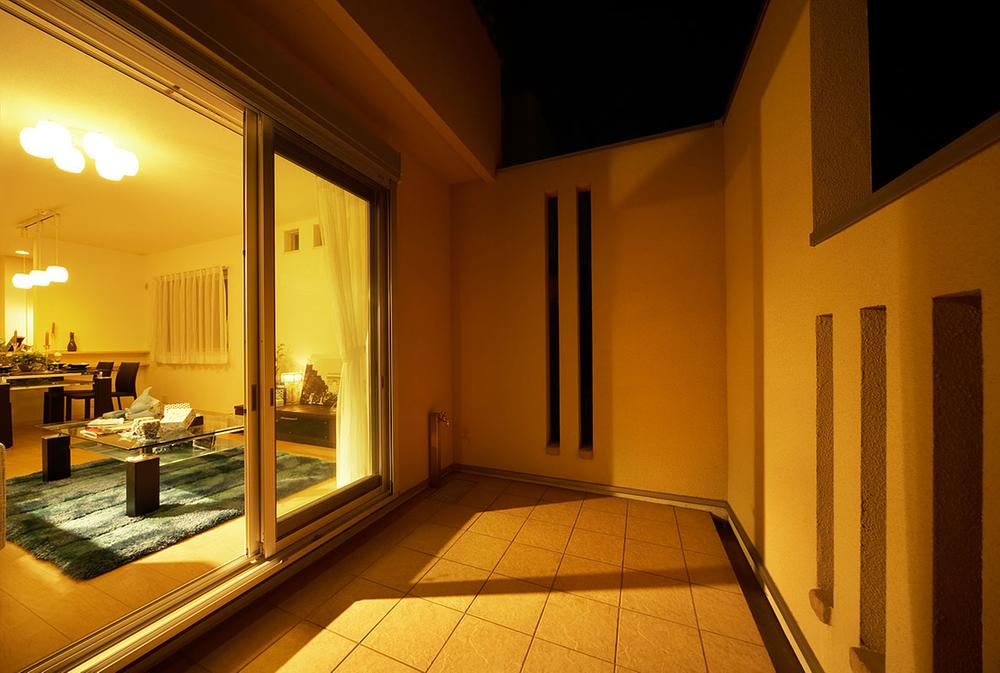 Balcony. Garden terrace of the popular with visitors. A little luxurious private space, which also serves as a blindfold from the front road. (November 2013) Shooting