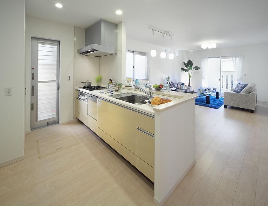 Kitchen. Open kitchen with a feeling of opening (November 2013) Shooting