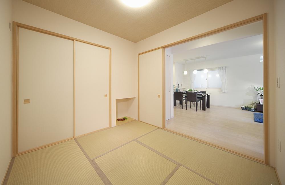 Model house photo. Living and a sense of unity there is calm some Japanese-style relaxation of space (11 May 2013) Shooting