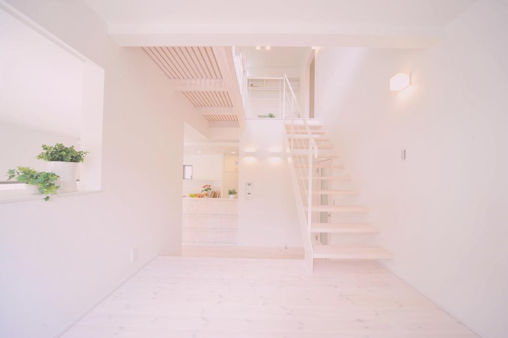 Model house photo. Second floor hallway is gridiron corridor that passes through the wind. In railing of steel, You can still produce a sense of openness. 