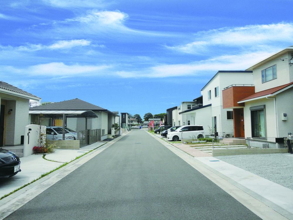 Local photos, including front road. Local streets