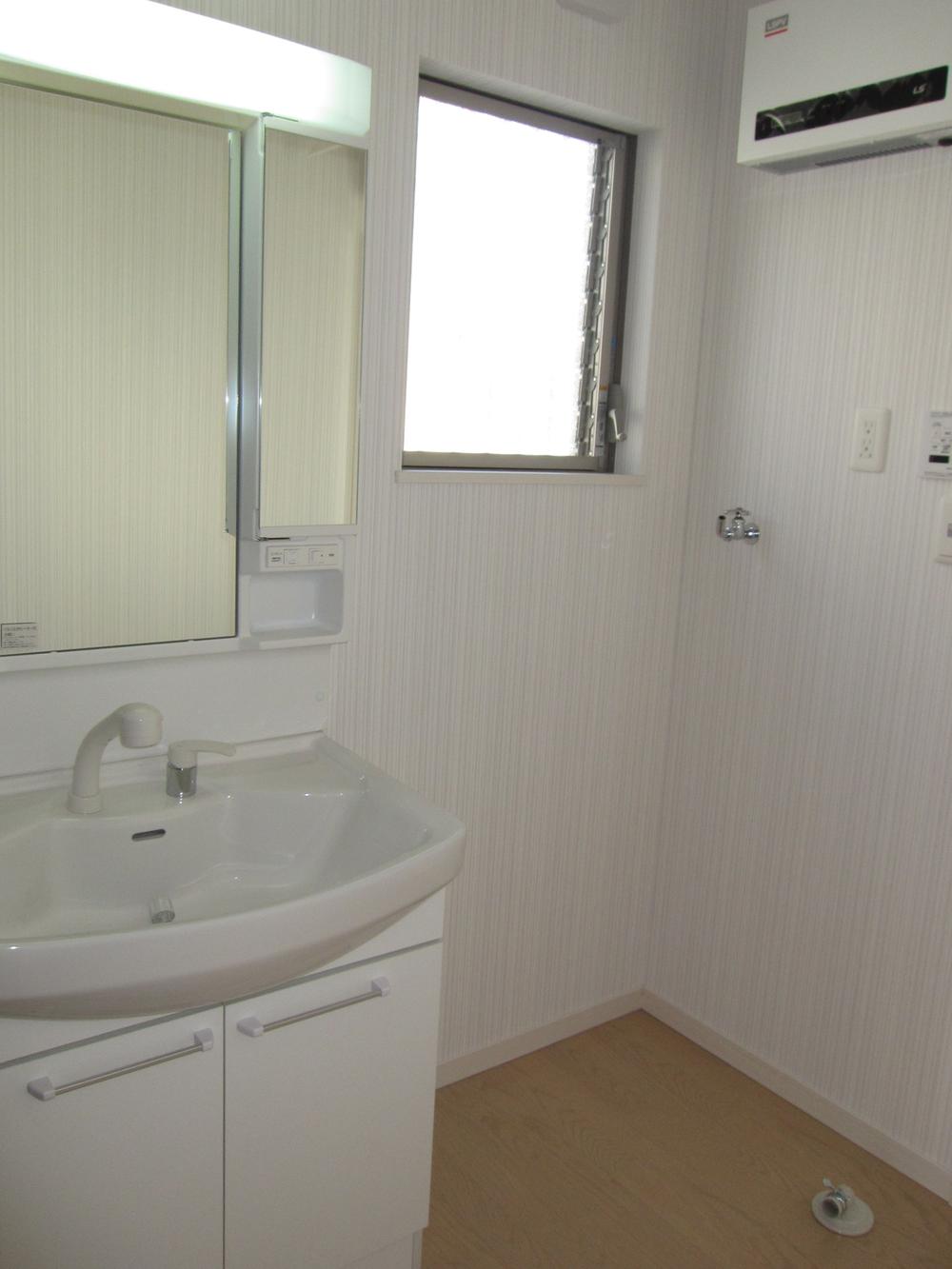 Wash basin, toilet. ◆ Wash basin (12 May 2013) Shooting