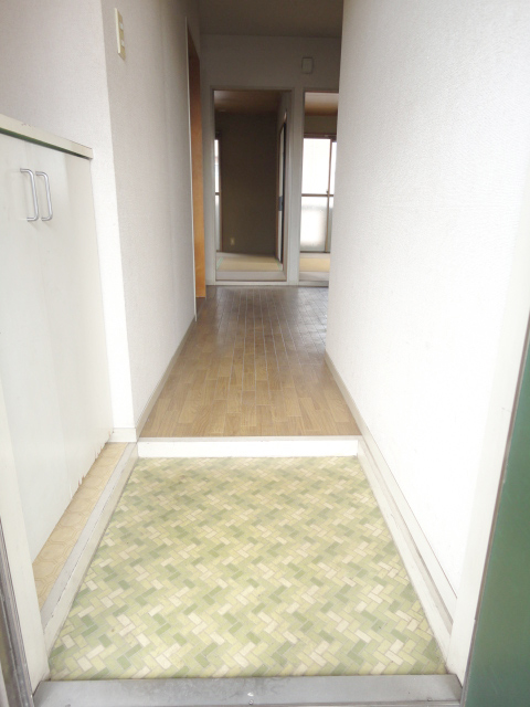 Entrance. There cupboard ^^