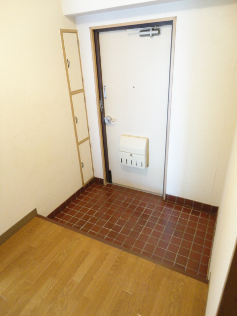 Entrance. Wide entrance ^^