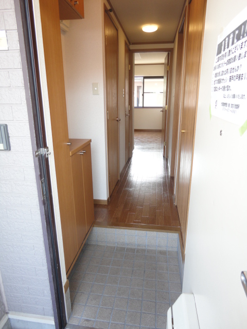 Entrance. With cupboard! There enter things locally!