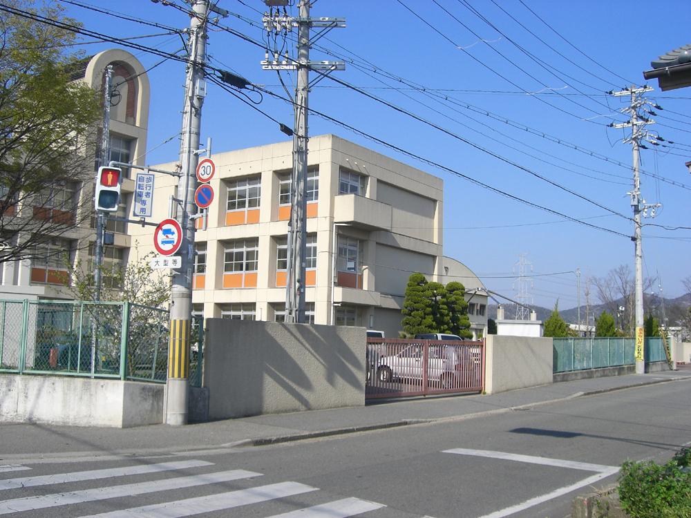 Primary school. Kakogawa Municipal Nishikanki to elementary school 1403m