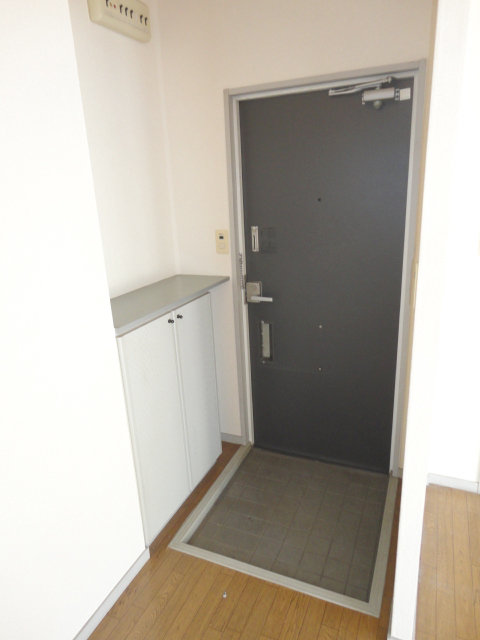 Entrance. ^^ That there shoebox