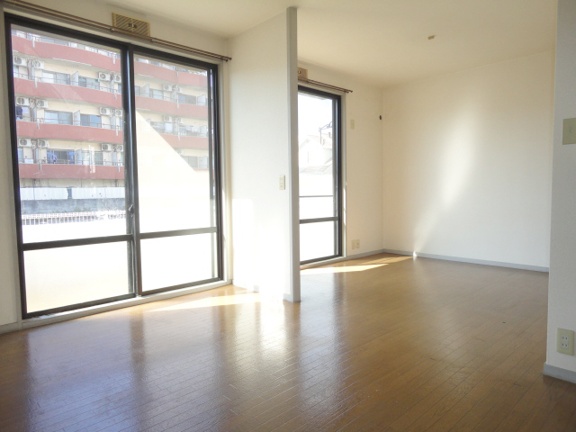 Living and room. Per diem good! LDL10.5 Pledge ^^