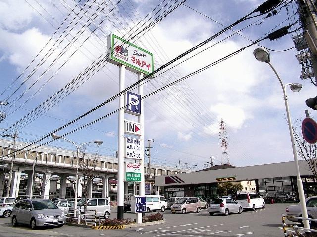 Supermarket. 300m to Maruay