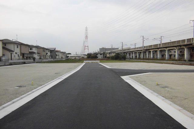 Local photos, including front road. Frontal road