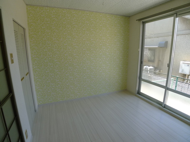 Living and room. Indoor day is good.