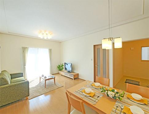 Living.  [No. 9 areas ・ Model house]  Spacious space of ceiling height 2.7m. Flock to nature and their families living on the stairs to access through the living room. 