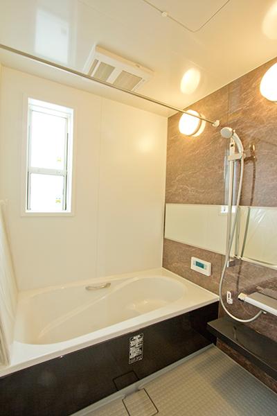Bathroom. System bus. Bathtub of comfortably intimate size. Hot water because only fall by about 2 ℃ after 5 hours economic.