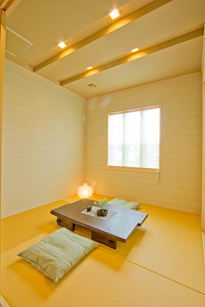 Other introspection. Japanese-style entrance patio is visible. It is the room that can feel also the spread of the space to the outside.