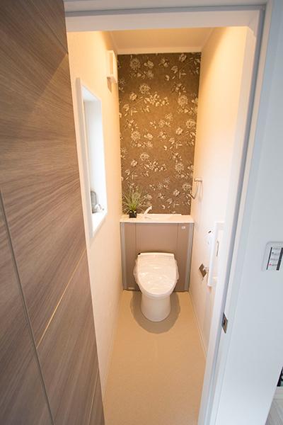 Toilet. With storage of toilet. I stuck up here, even to the bathroom wallpaper! Just total coordination.