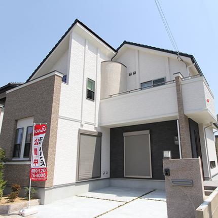 No. B land model house exterior photo. Appearance of curves and straight lines has been beautifully designed to fusion. By all means, please visit the local. . No. B land model house exterior photo.