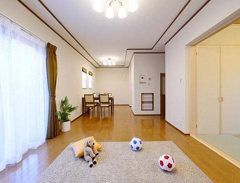 Living. Large space consisting of living of the Japanese-style room with connecting and about 21 Pledge. I seem to hear the children's laughter (D-14 No. land)