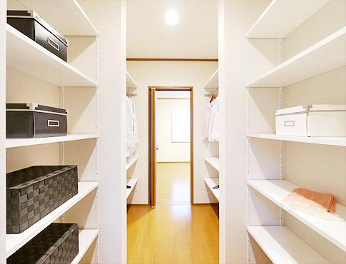 Receipt. Walk with through closet of large capacity to the main bedroom, Also a big success in the storage tidy laundry because it led to the balcony next to! (D-14 No. land)