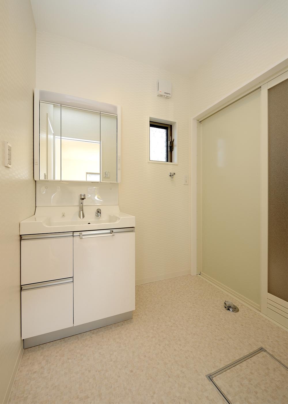 Wash basin, toilet. ◆ Washroom (March 2013) Shooting