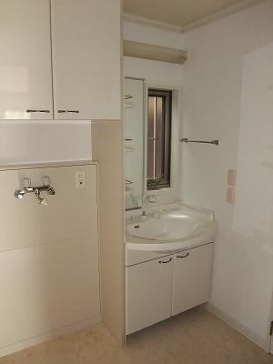 Wash basin, toilet. Indoor (11 May 2013) Shooting