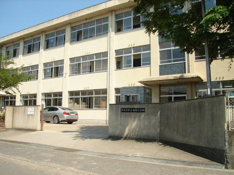Primary school. Hatosato up to elementary school (elementary school) 751m