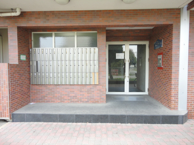 Entrance. With auto-lock of the peace of mind ^^