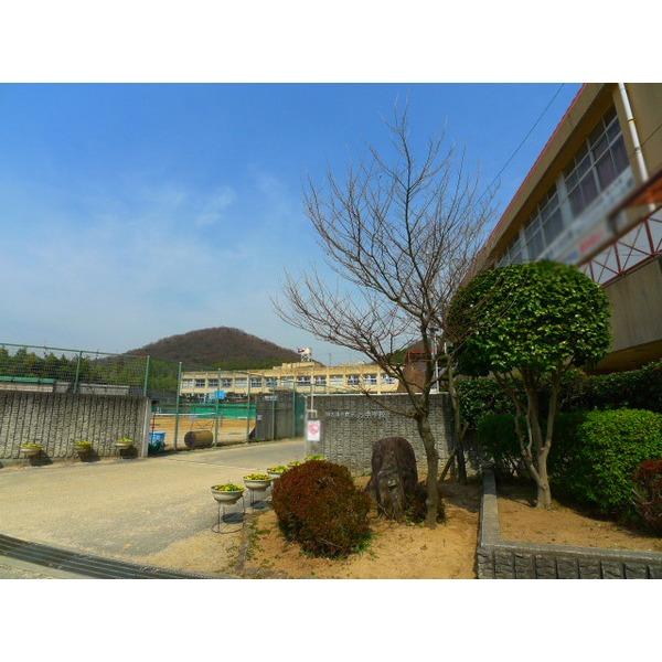 Junior high school. Kakogawa City Shikata until junior high school 1700m Shikata junior high school