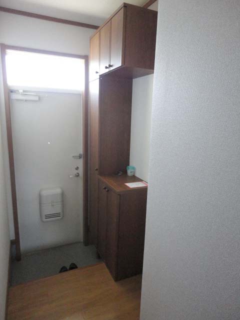 Entrance. ^^ That there shoebox