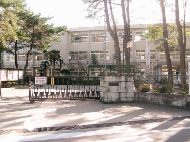 Junior high school. Hamanomiya 2980m until junior high school