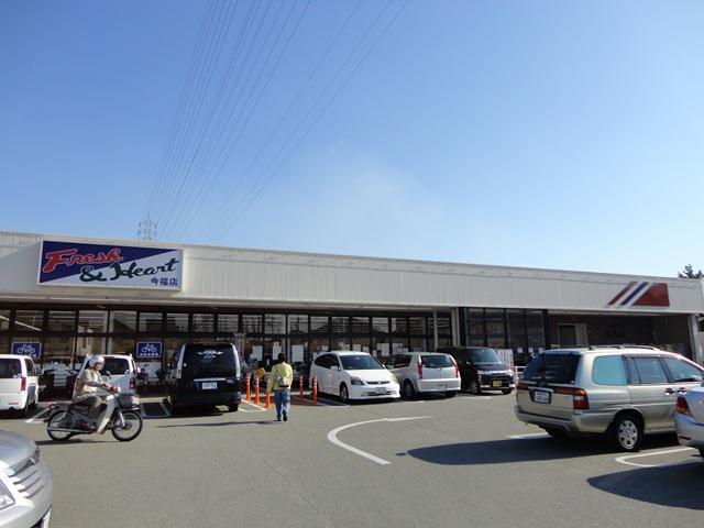 Supermarket. 600m to Maruay