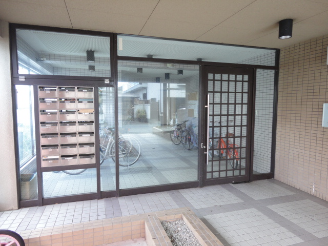 Entrance. With auto-lock entrance ^^