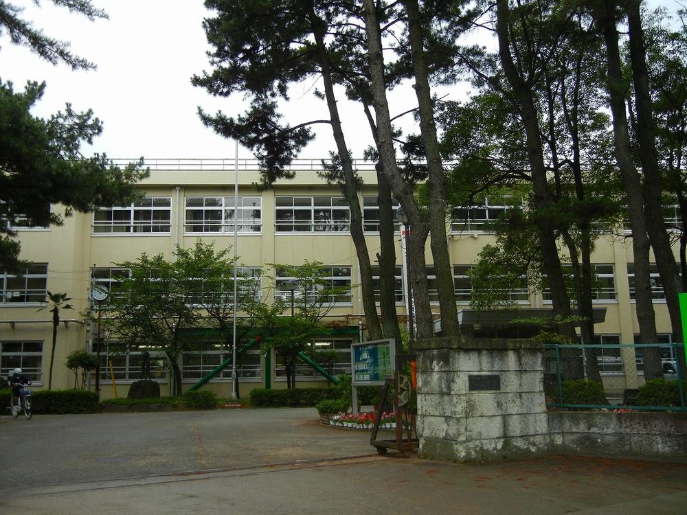 Junior high school. Hamanomiya 1480m until junior high school