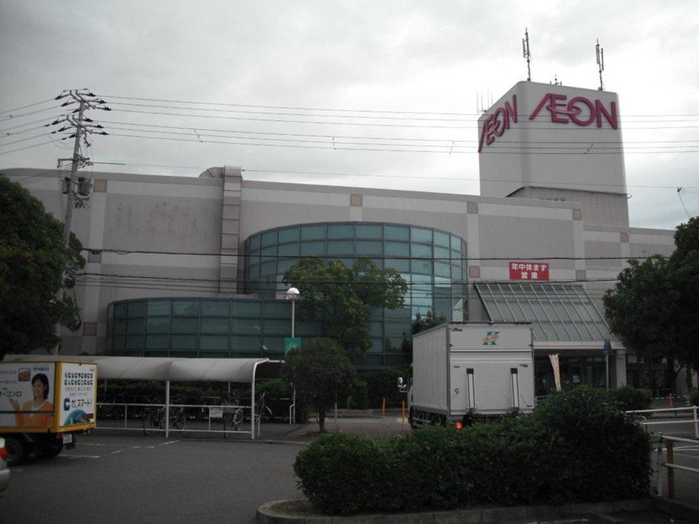 Shopping centre. 1200m to ion