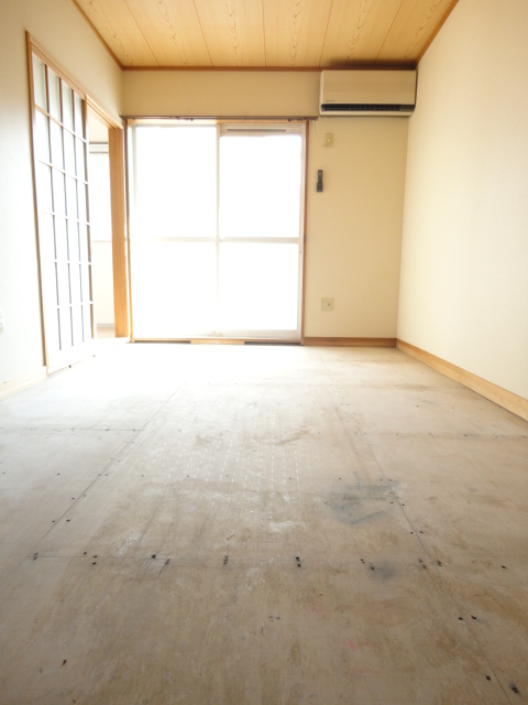 Living and room. Does not contain the tatami because in Japanese-style room 7.5 quires reform.